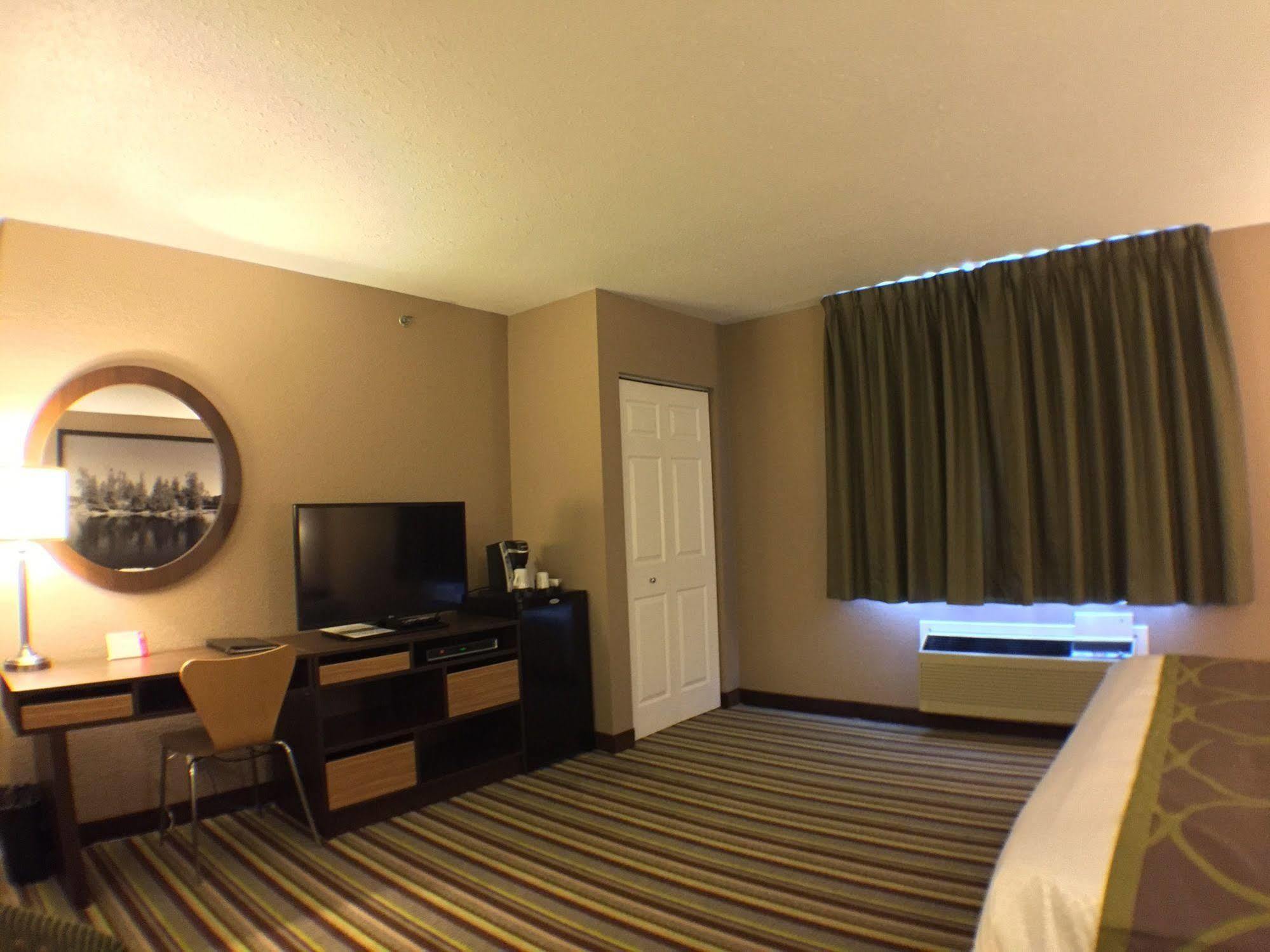 Super 8 By Wyndham Kenora Otel Dış mekan fotoğraf