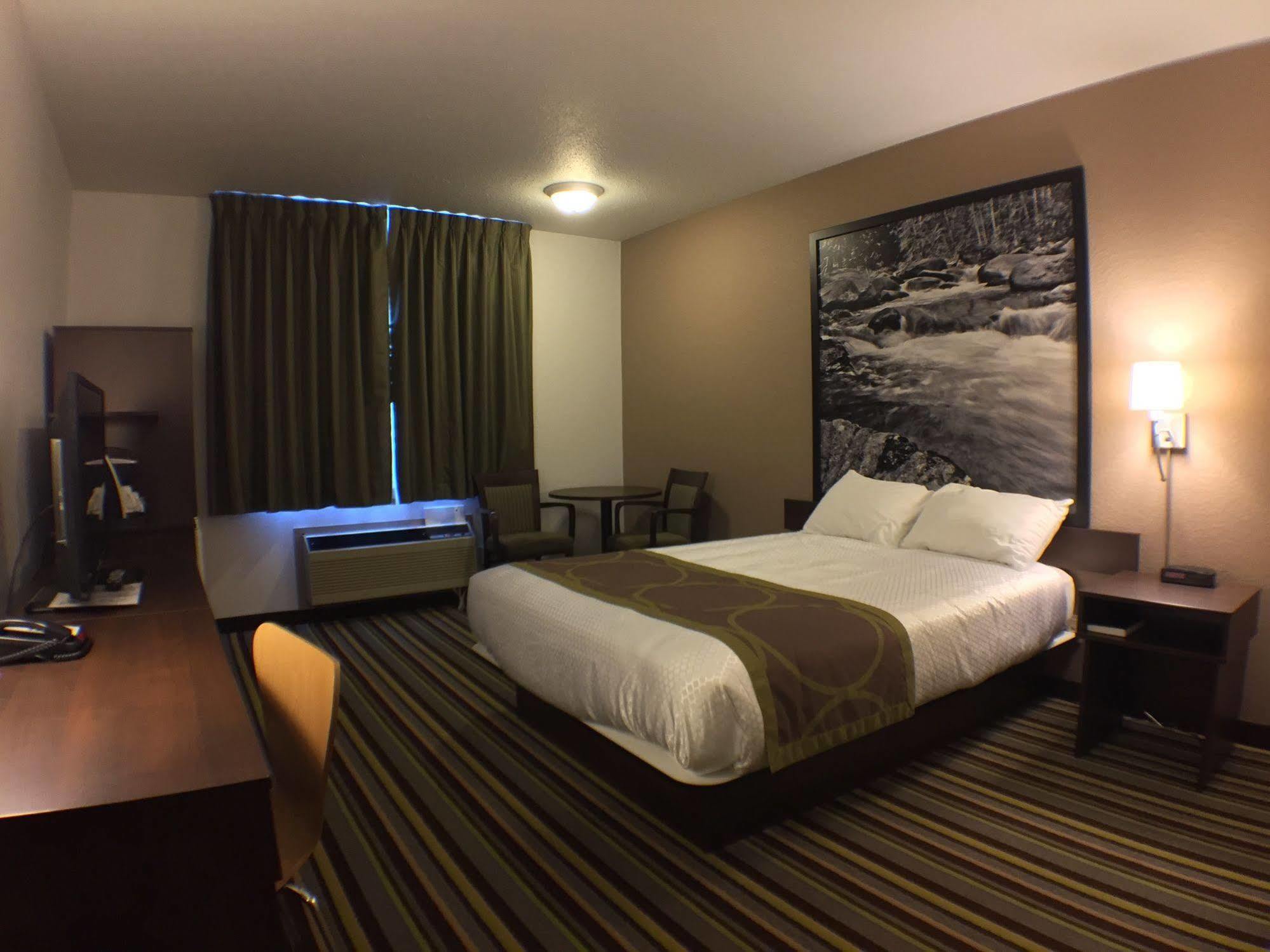 Super 8 By Wyndham Kenora Otel Dış mekan fotoğraf